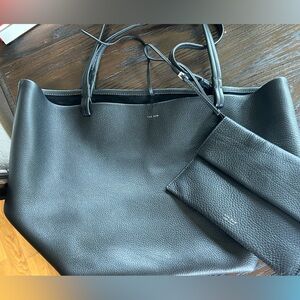 The arrow Park Three Tote in Black Calfskin Leather
Lined in Suede
Made in Italy